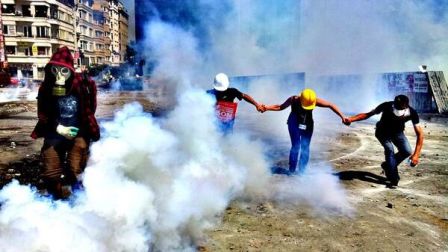 Gezi Parkını korumak için insan zinciri oluşturulduğu esnada da polis gaz bombası ile saldırdı