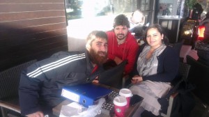 Engelsiz Pedal ekibi'nden Samet Aksuoğlu (Solda) ve Tülay Küçükşahin ile Karakköy'de sohbet ettik